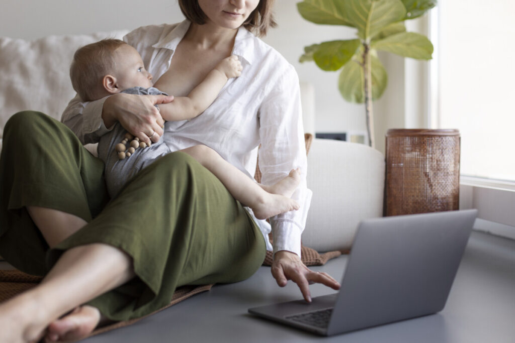 echilibrul precar dintre viața de acasă și ambiția profesională face parte dintre provocările mamelor pe piața muncii