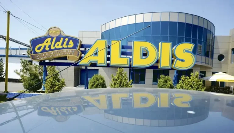 Clădirea principală Aldis, producător român de mezeluri, cu logo vizibil în prim-plan. Imagine asociată investigației privind neplata salariilor către cei 800 de angajați.