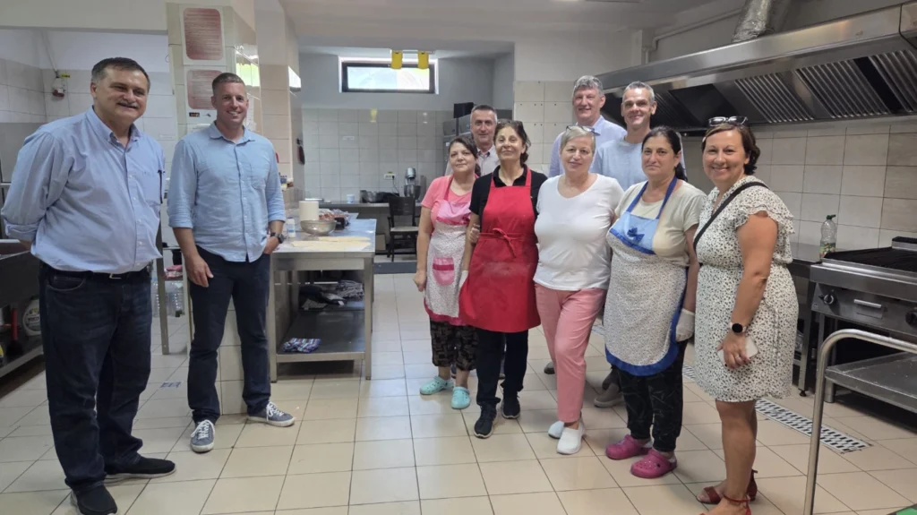 Fondatorul Dan Mazilu, alături de echipa care face și azi posibilă masa caldă a angajaților