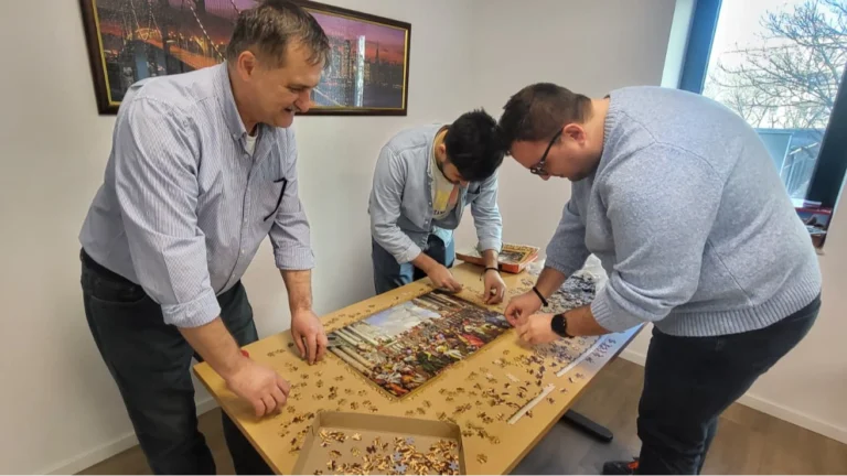 Fondatorul Mediatel Data lucrează cot la cot cu colegii și în muncă și la puzzleuri